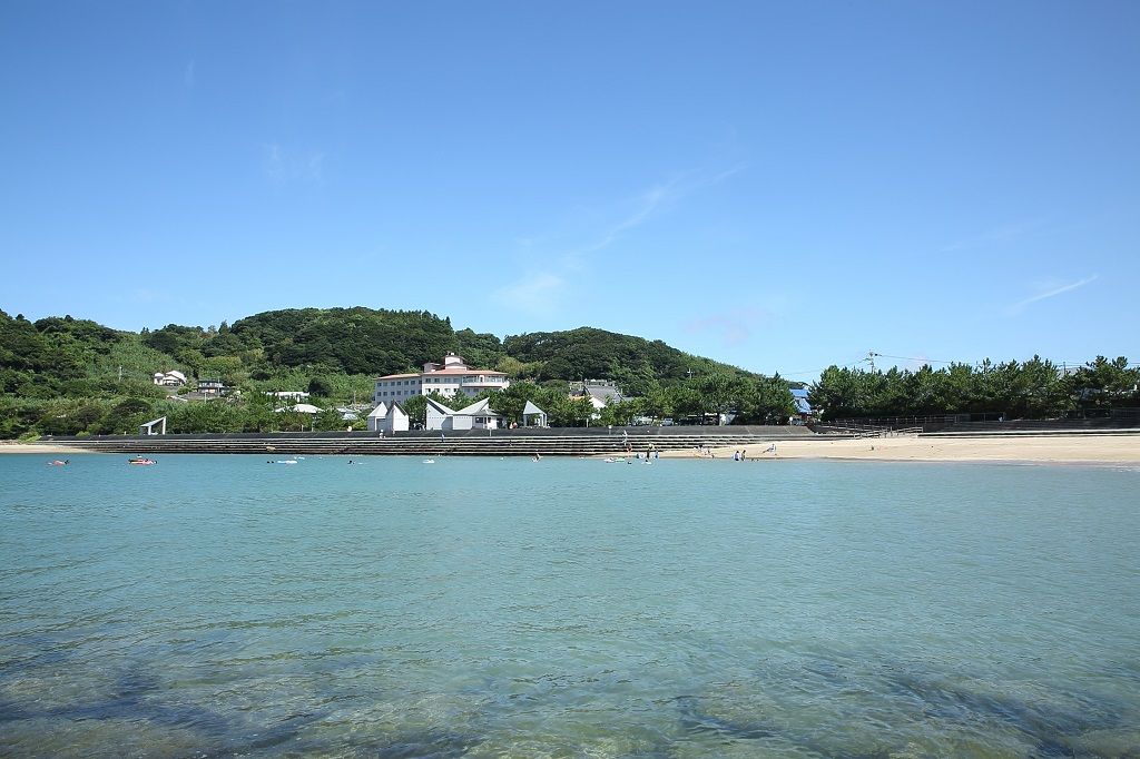 苓北町・富岡海水浴場の砂浜（写真：天草れいほく観光協会）